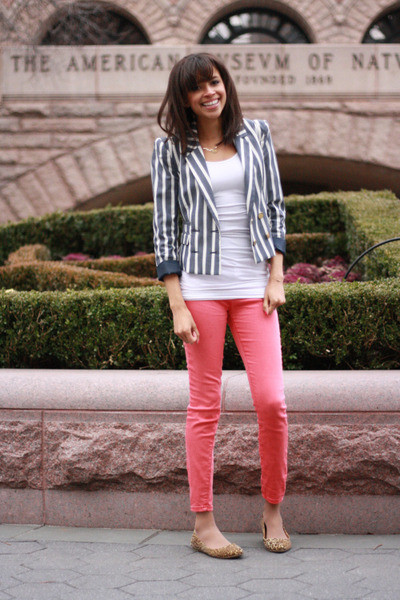 Áo sơ mi kẻ đang là xu hướng được nhiều bạn gái yêu thích. Set đồ jean kết hợp với sơ mi kẻ là lựa chọn hoàn hảo cho những cô nàng năng động. Mix quần jeans với áo sơ mi họa tiết vừa giúp bạn giữ được vẻ ngọt ngào, duyên dáng những cũng rất khỏe khoắn và năng động.