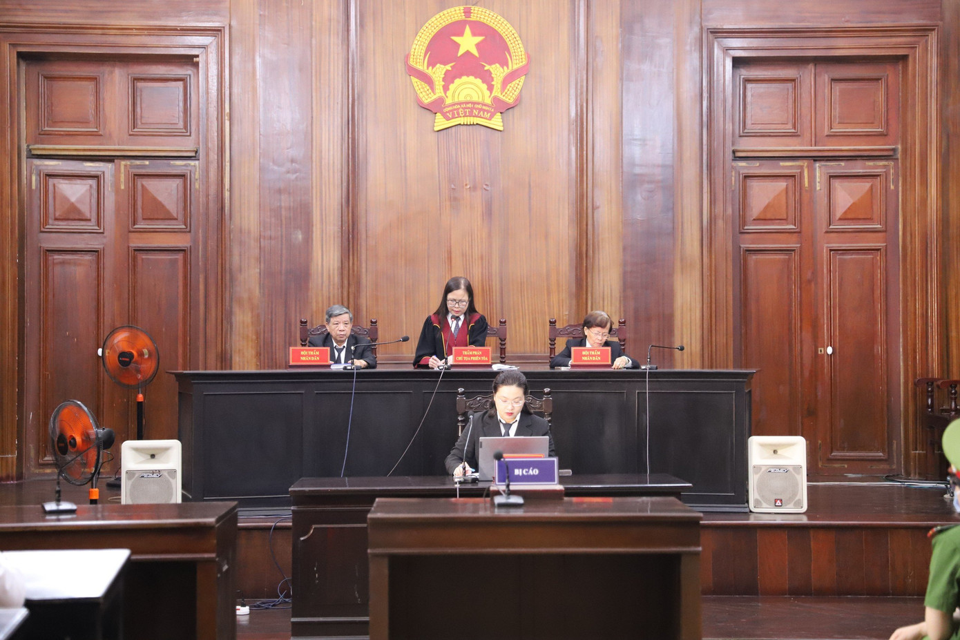 Hội đồng xét xử đang tuyên án. Hội đồng xét xử đang tuyên án.