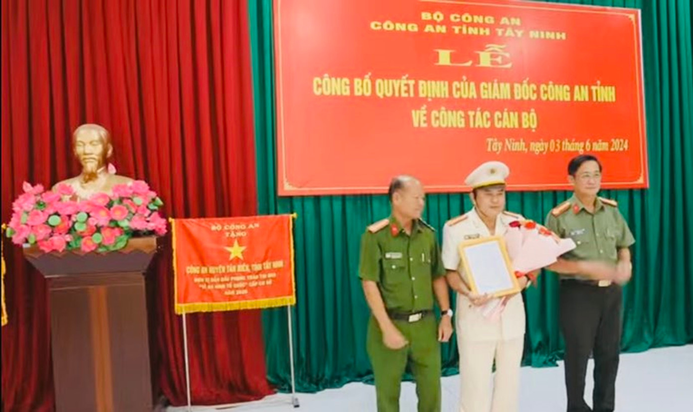 Đại tá Nguyễn Văn Trãi, Giám đốc Công an tỉnh Tây Ninh (phải), trao quyết định và tặng hoa chúc mừng tại buổi lễ.