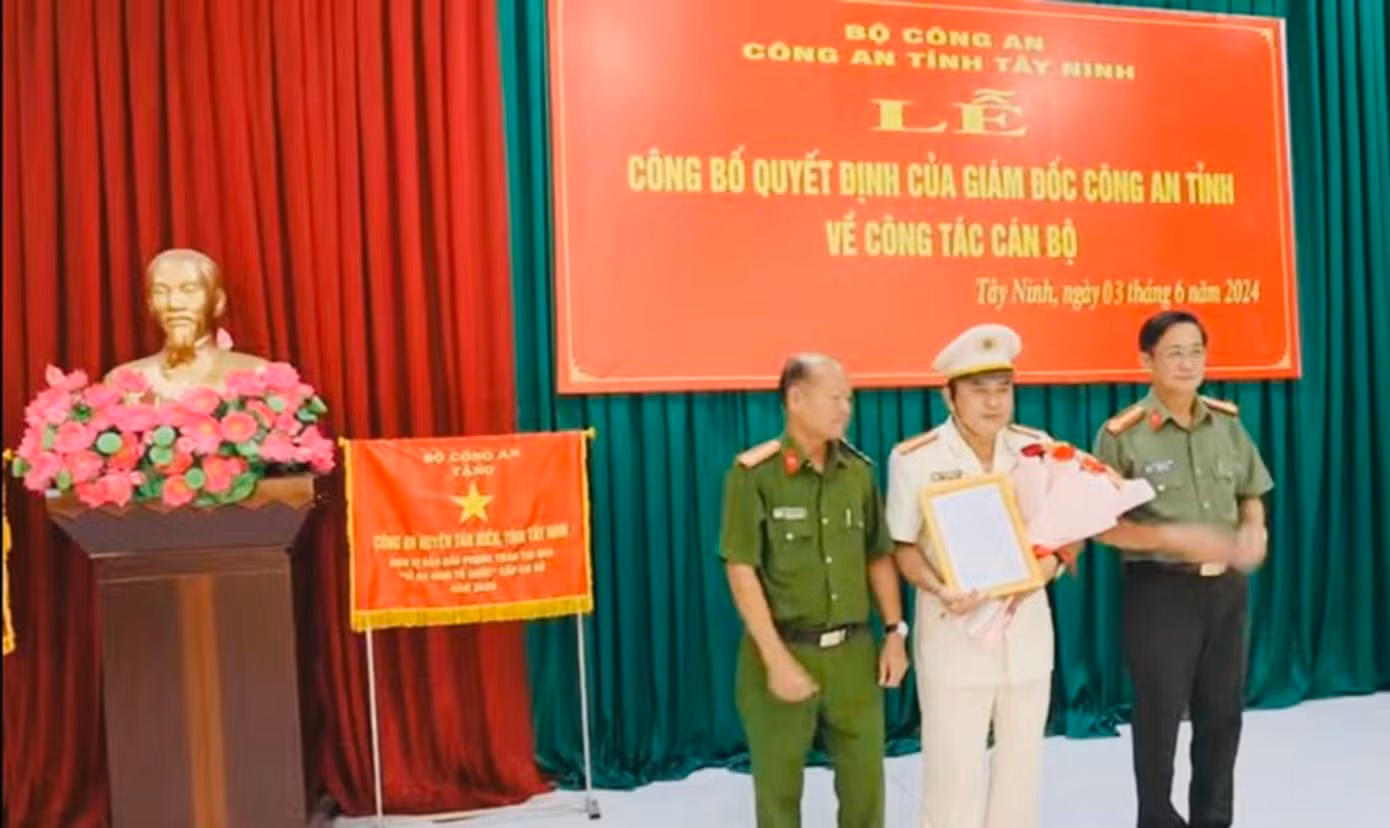 Đại tá Nguyễn Văn Trãi, Giám đốc Công an tỉnh Tây Ninh (phải), trao quyết định và tặng hoa chúc mừng tại buổi lễ.