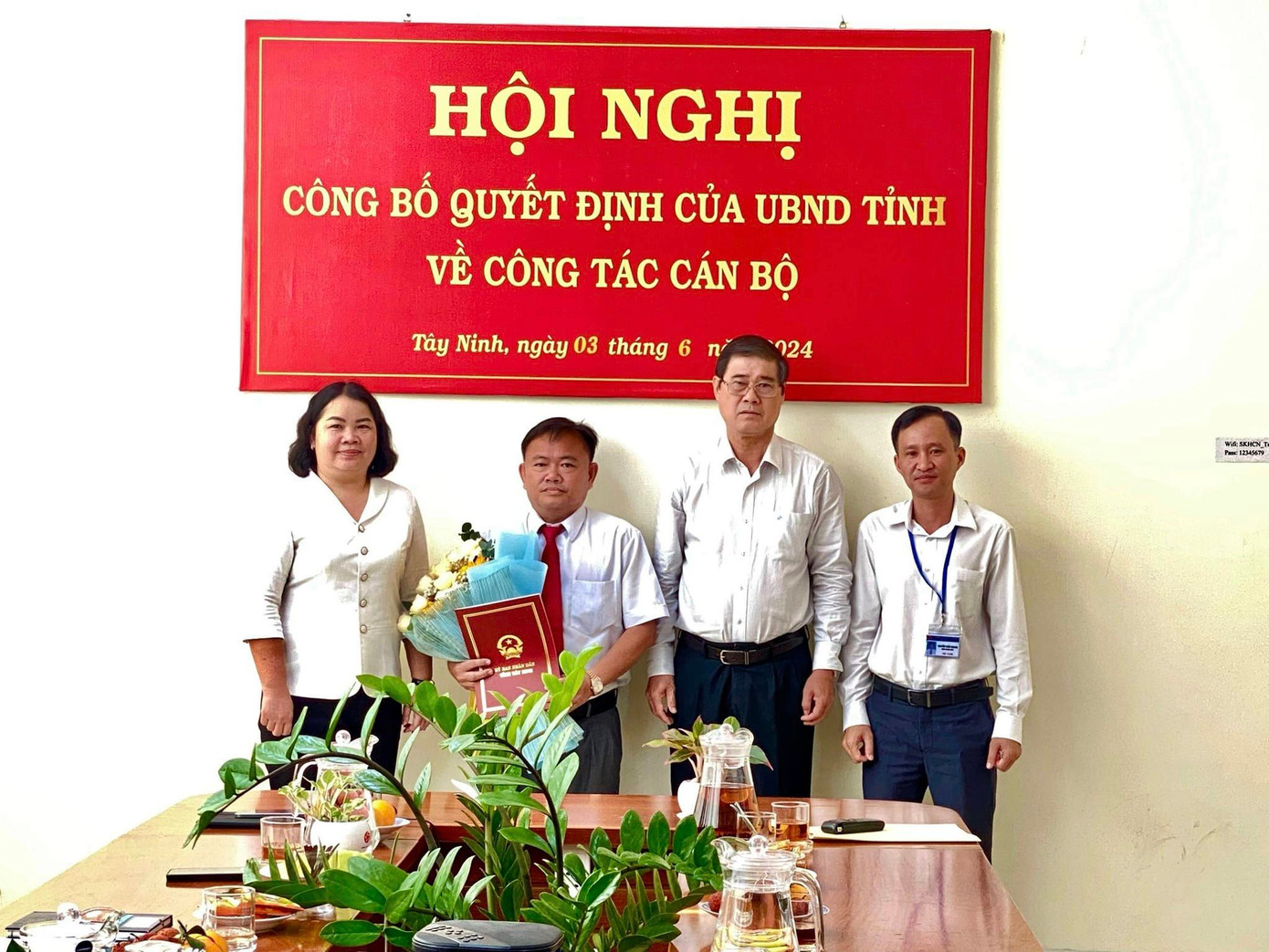 Phó Chủ tịch UBND tỉnh Tây Ninh Trần Văn Chiến (thứ 2 từ phải sang), trao quyết định và tặng hoa chúc mừng tân Phó Giám đốc Sở KH&amp;CN Tây Ninh Hà Minh Dảo (thứ 2, trái sang).