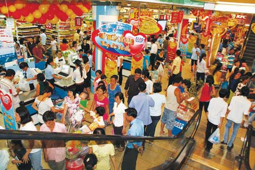 Các siêu thị đang thực hiện nhiều cách để kích thích sức mua - Ảnh: Q.T