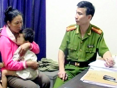 Công an huyện Diễn Châu trao trả cháu Huyền cho chị Tâm tại cơ quan công an