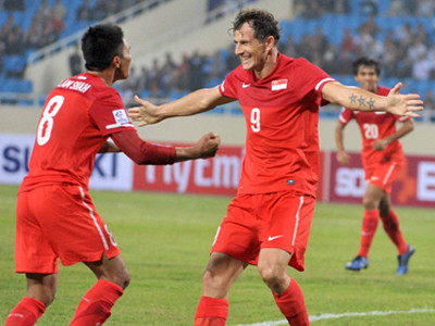 Các cầu thủ Singapore trong trang phục thi đấu làm từ chai nhựa phế thải. Họ ăn mừng bàn thắng mở tỉ số trong trận gặp Philippines hôm 2-12. Ảnh: S.H. (Tuổi Trẻ)