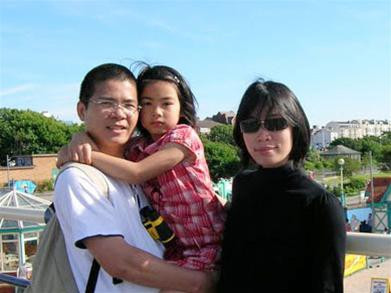 TS Giáp Văn Dương cùng vợ và con gái. Ảnh do nhân vật cung cấp