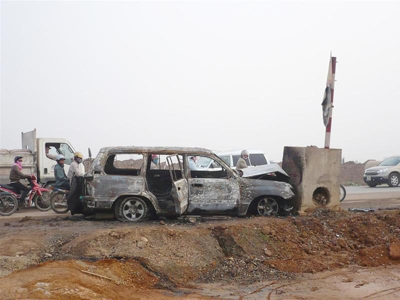 Chiếc xe đâm vào ụ bê tông và bốc cháy. Ảnh: Nguyễn Tú