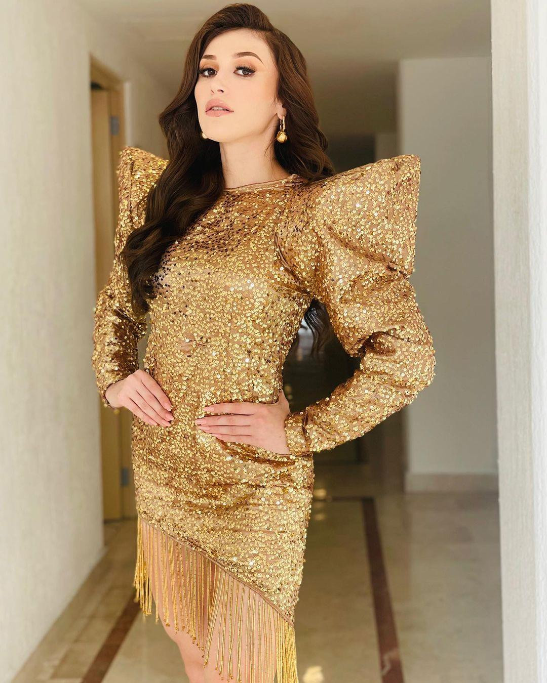 Cô là một nhân viên kế toán, huấn luyện viên catwalk kiêm stylist. Cô là một nhân viên kế toán, huấn luyện viên catwalk kiêm stylist.