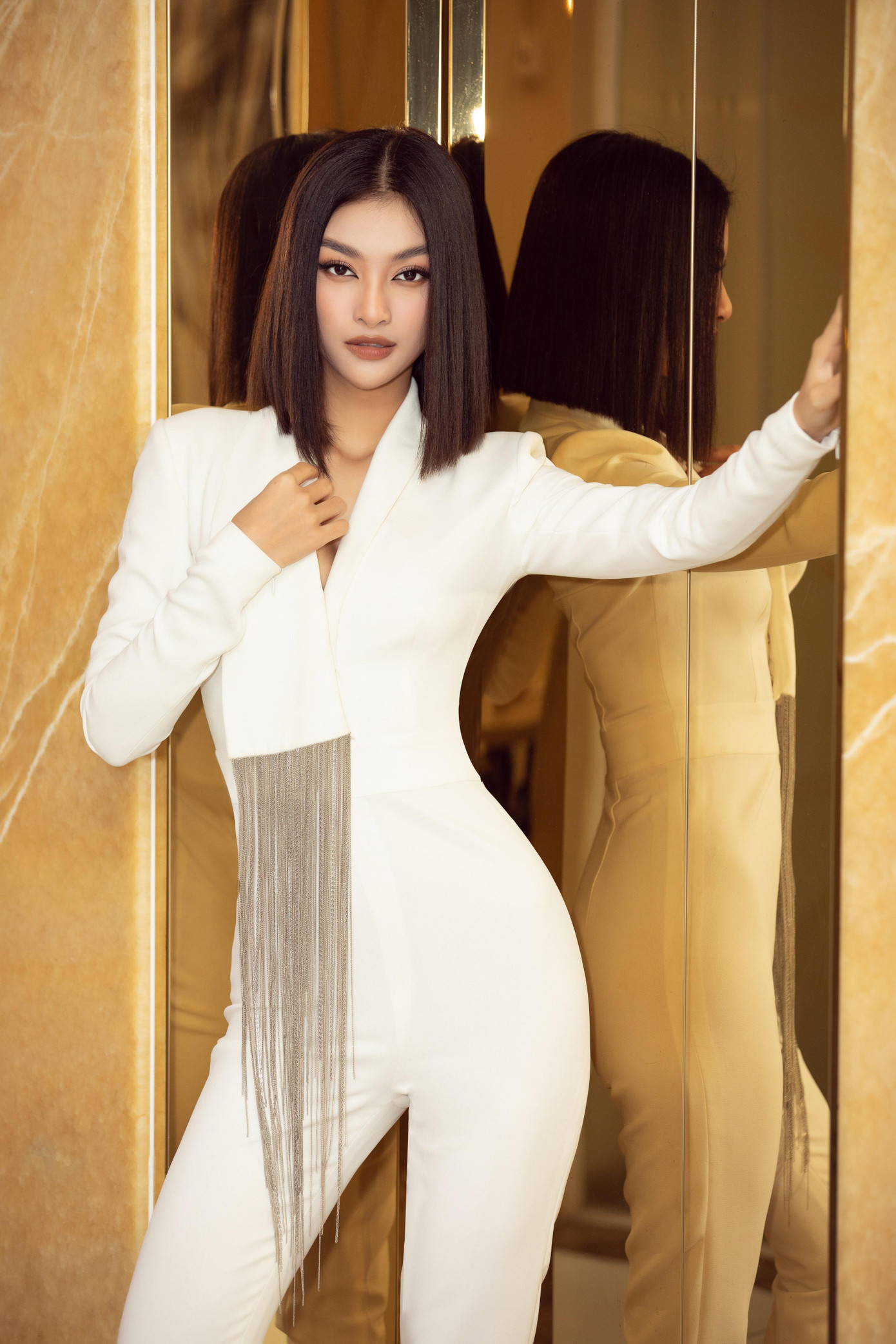 Á hậu Kiều Loan diện trang phục jumpsuit trắng muốt khoe vóc dáng nóng bỏng.