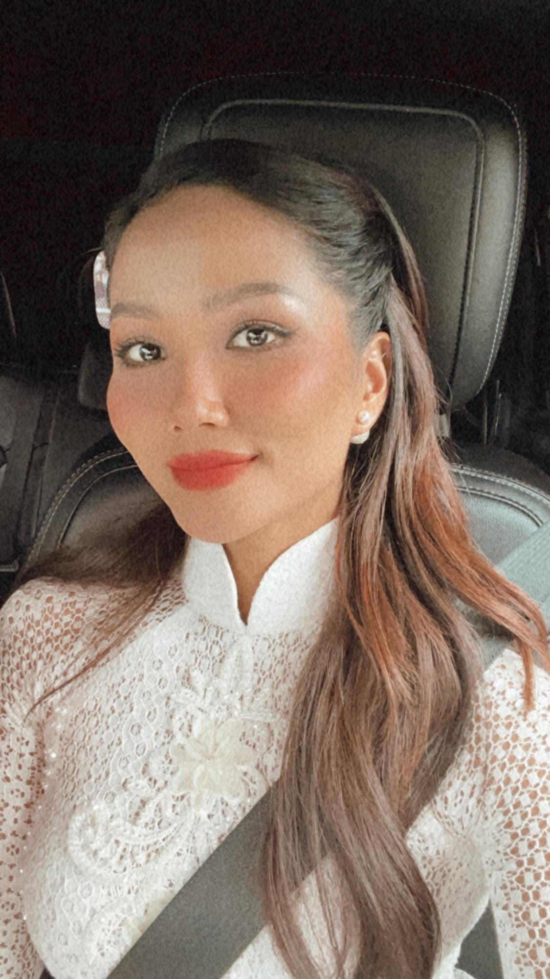 Hoa hậu H'Hen Niê duyên dáng, dịu dàng khi mặc áo dài ren màu trắng tinh khiết.