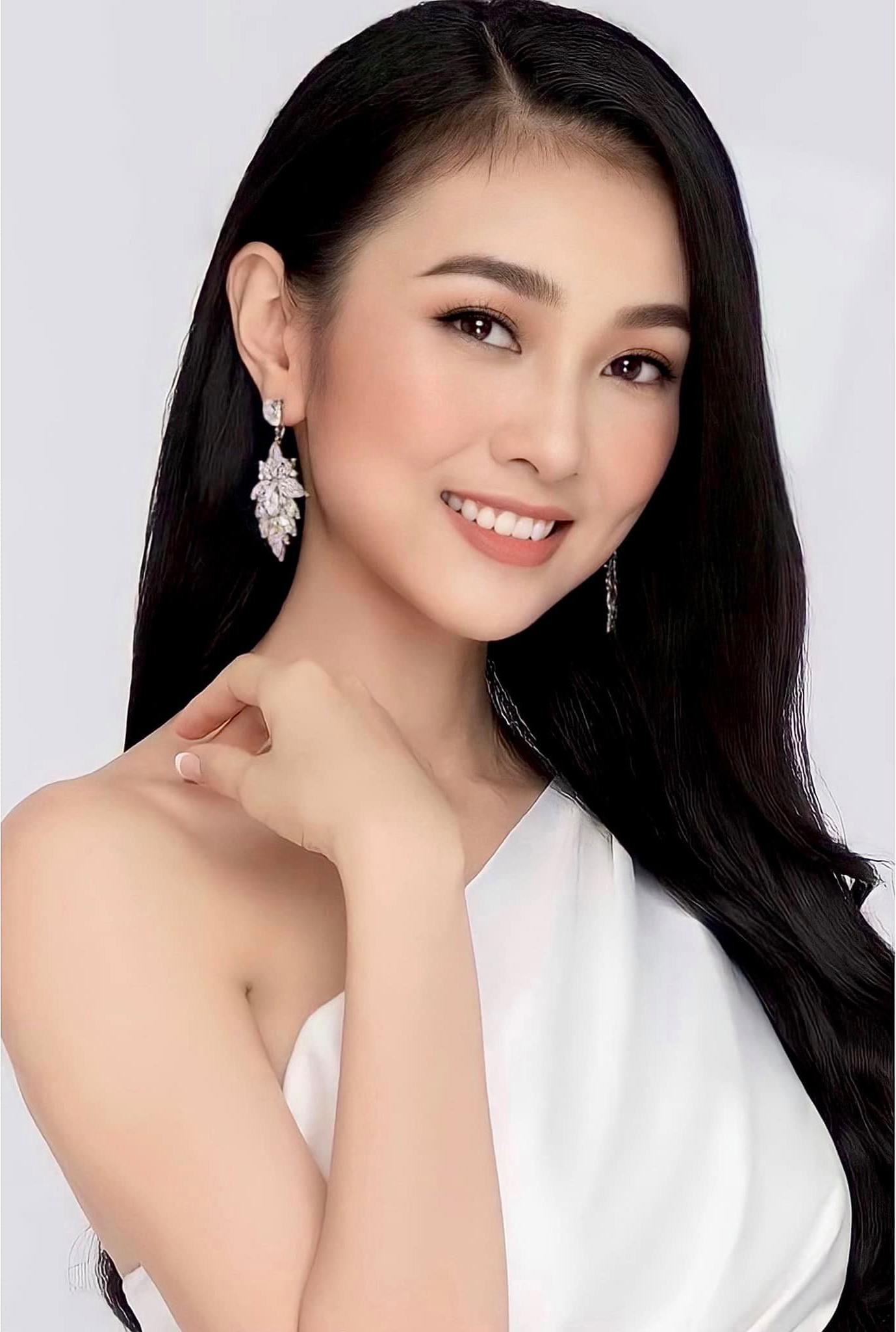 Người đẹp Áo dài HHVN 2016 Bùi Nữ Kiều Vỹ đẹp tinh khiết và quyến rũ trong bộ váy lệch vai màu trắng. Người đẹp Áo dài HHVN 2016 Bùi Nữ Kiều Vỹ đẹp tinh khiết và quyến rũ trong bộ váy lệch vai màu trắng.