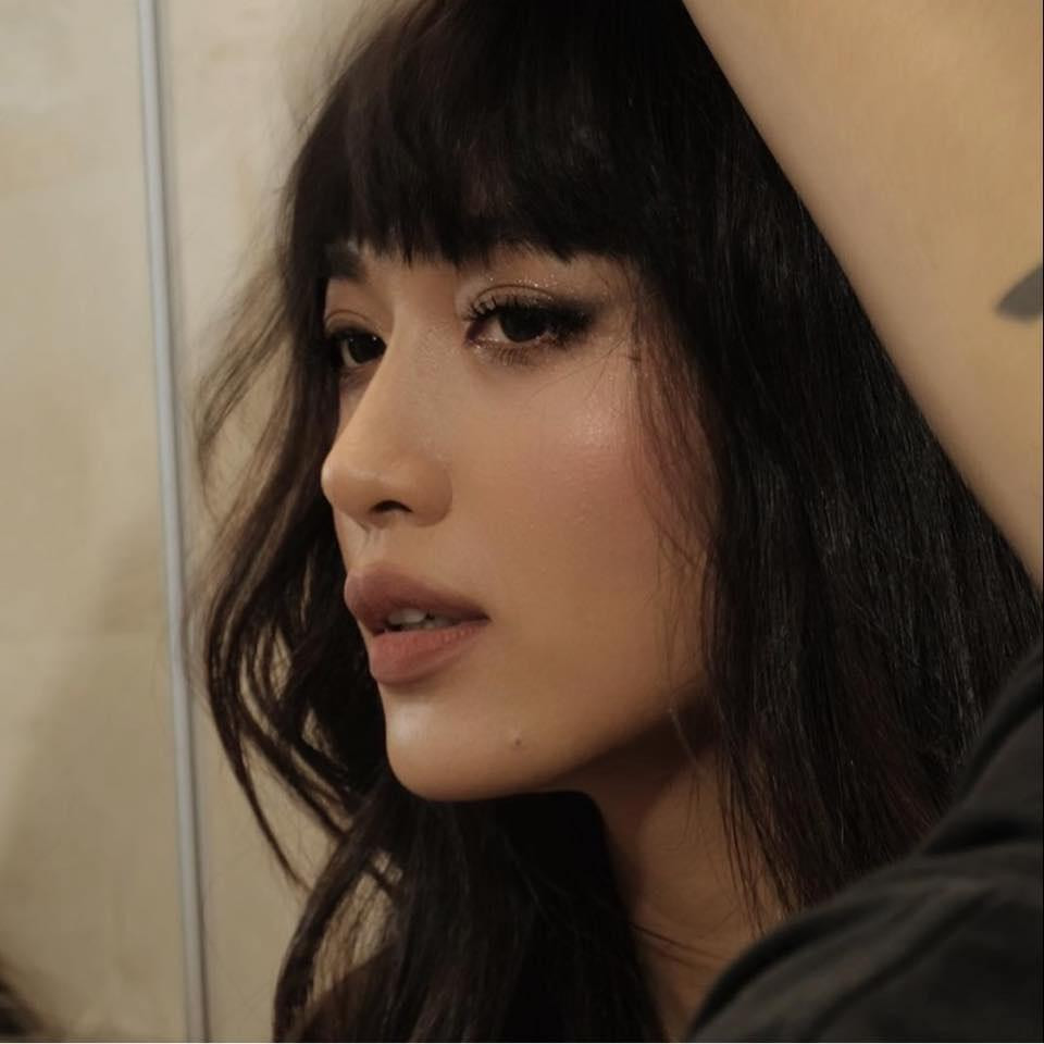 Á hậu Lệ Hằng đẹp tựa nàng thơ với kiểu tóc mái ngang lạ mắt.