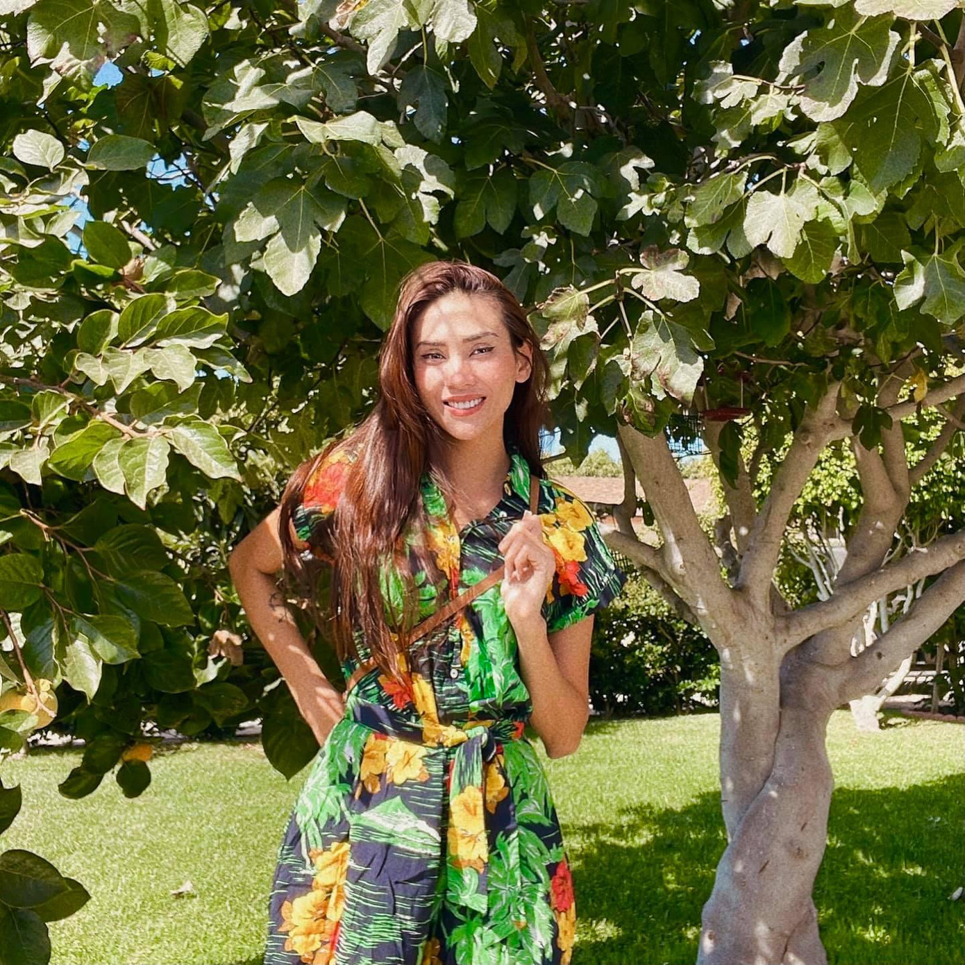 Á hậu Võ Hoàng Yến diện trang phục rực rỡ sắc màu, khoe sắc xinh đẹp bên Mỹ. Á hậu Võ Hoàng Yến diện trang phục rực rỡ sắc màu, khoe sắc xinh đẹp bên Mỹ.