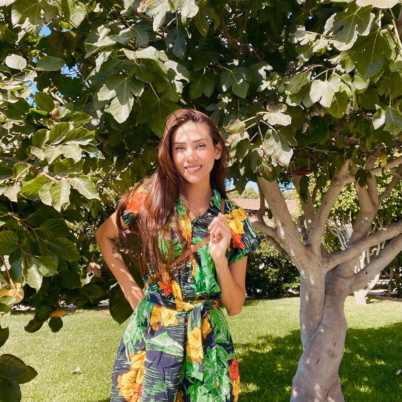 Á hậu Võ Hoàng Yến diện trang phục rực rỡ sắc màu, khoe sắc xinh đẹp bên Mỹ.