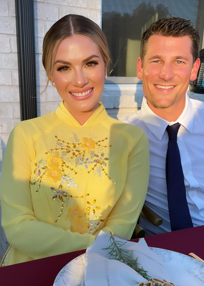 Sarah Rose Summers diện áo dài vàng cùng chồng đi đám cưới bạn thân.