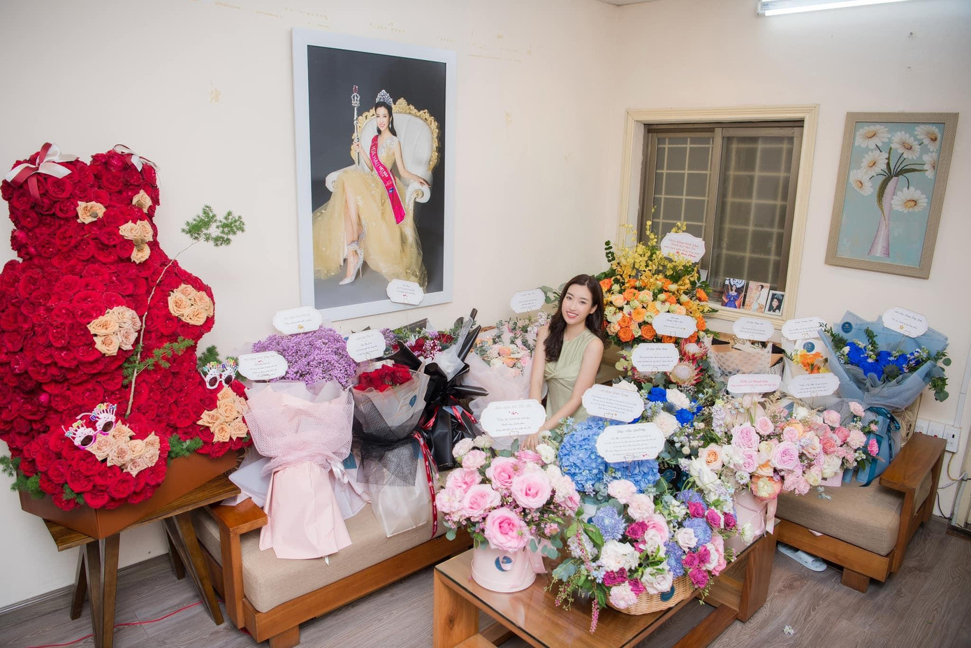 Hoa hậu Việt Nam 2016 ngập tràn trong hoa và quà nhân ngày sinh nhật tuổi 25. Hoa hậu Việt Nam 2016 ngập tràn trong hoa và quà nhân ngày sinh nhật tuổi 25.