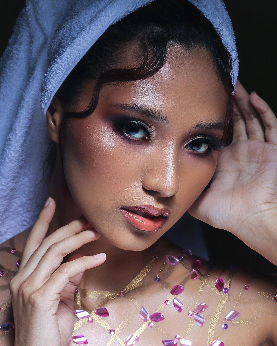 Linn Htet Htet Kyaw hiện là sinh viên chuyên ngành kỹ sư phần mềm tại Myitkyina, Myanmar. Linn Htet Htet Kyaw hiện là sinh viên chuyên ngành kỹ sư phần mềm tại Myitkyina, Myanmar.