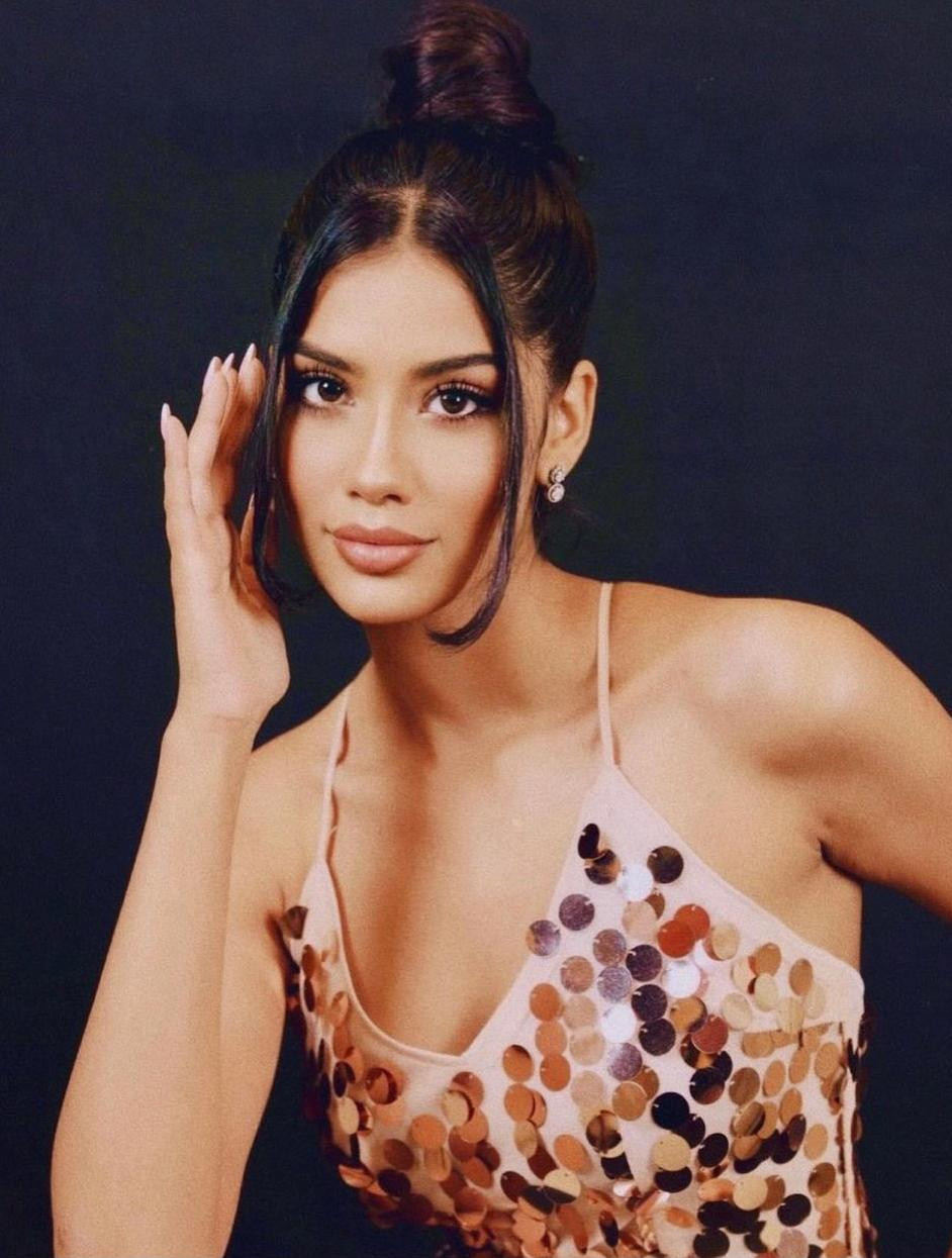 Tân Hoa hậu năm nay 19 tuổi, sở hữu nhan sắc vô cùng xinh đẹp, quyến rũ.