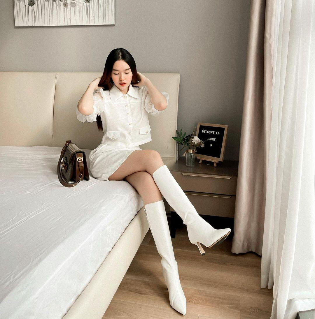 Người đẹp khéo léo phối bộ đồ với đôi boot trắng cao cổ kiêu sa.