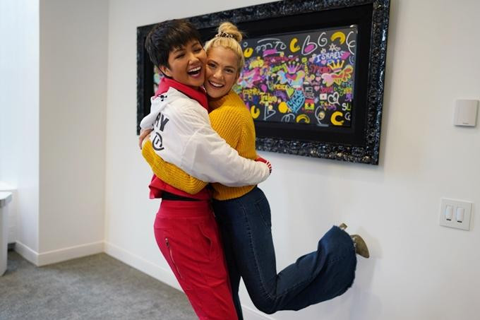 Sarah Rose Summers và H'Hen Niê có mối quan hệ thân thiết sau cuộc thi Miss Universe 2018.