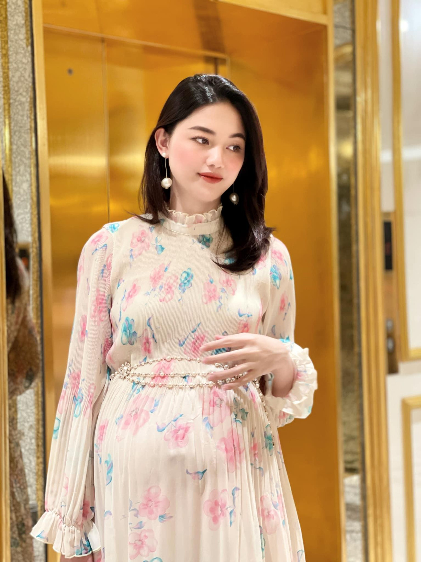 Thanh Tú không bị lên cân nhiều, đặc biệt gương mặt cô vẫn rất thanh thoát và xinh đẹp.