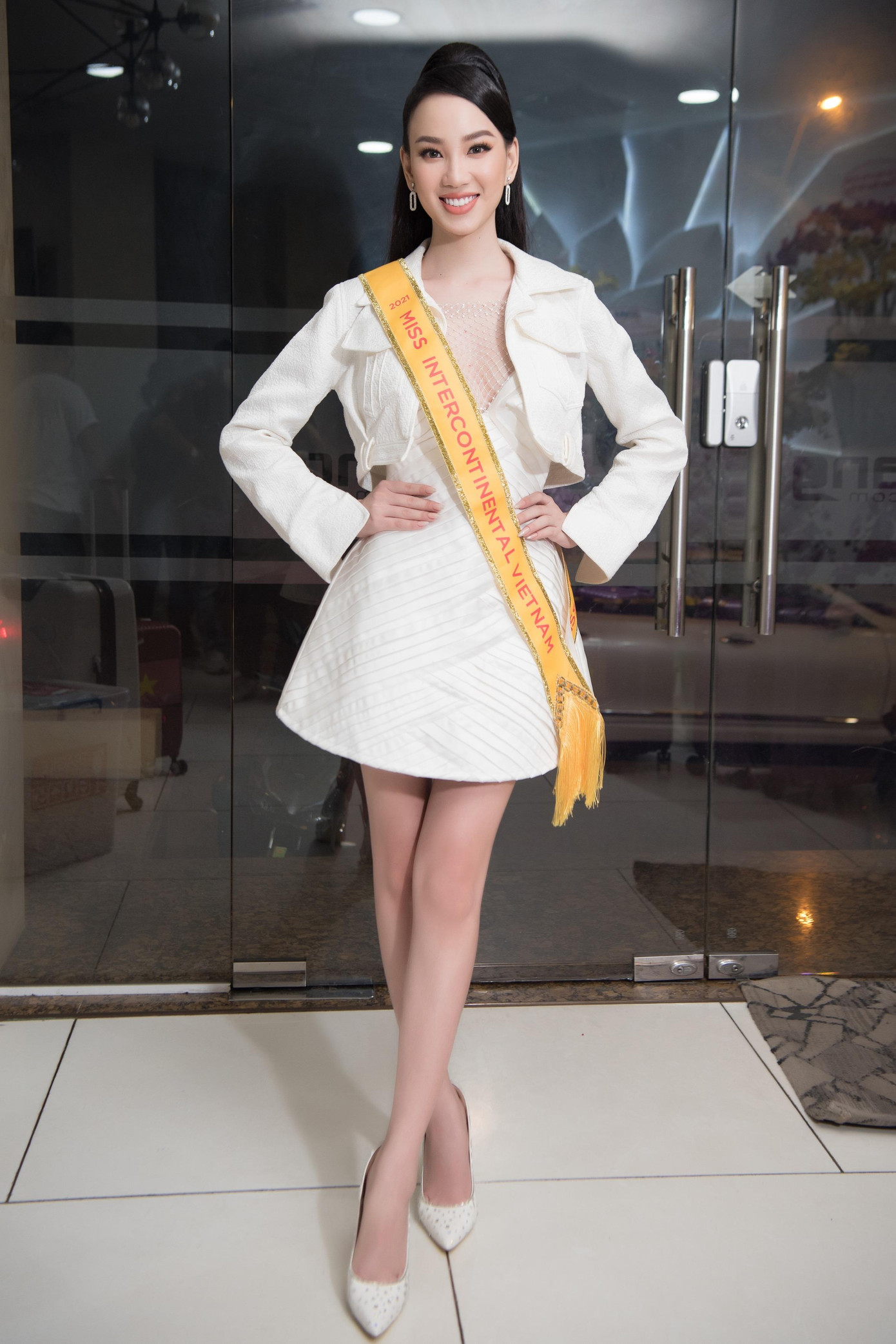 Mới đây, ngày 15/10 Ái Nhi đã chính thức ra sân bay để lên đường sang Ai Cập dự thi Miss Intercontinental 2021, bước vào hành trình khoe tài năng, nhan sắc với các nước bạn.
