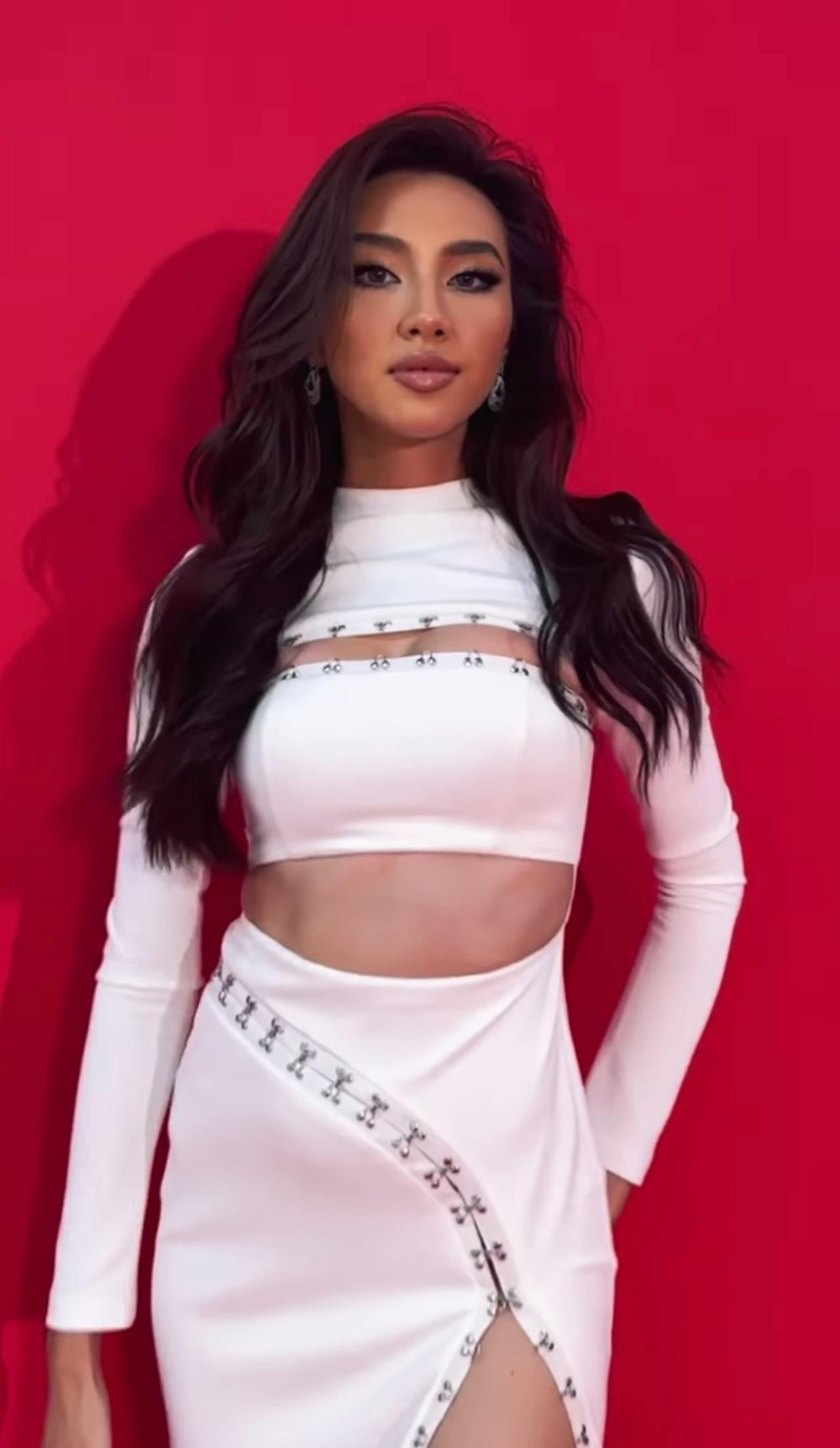 Cô đang tích cực chuẩn bị cho cuộc thi Miss Grand sắp tới. Cô đang tích cực chuẩn bị cho cuộc thi Miss Grand sắp tới.