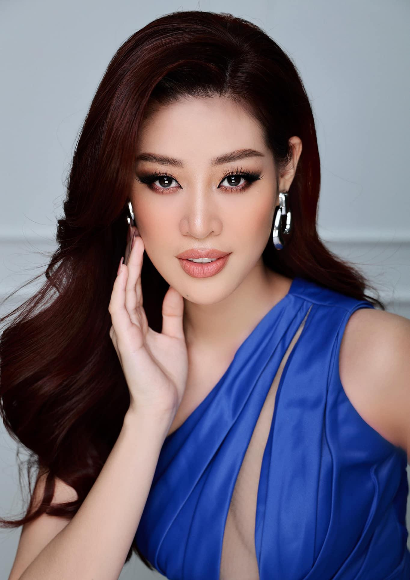 Hoa hậu Khánh Vân diện váy dạ hội xanh cắt xẻ táo bạo và gợi cảm. Hoa hậu Khánh Vân diện váy dạ hội xanh cắt xẻ táo bạo và gợi cảm.