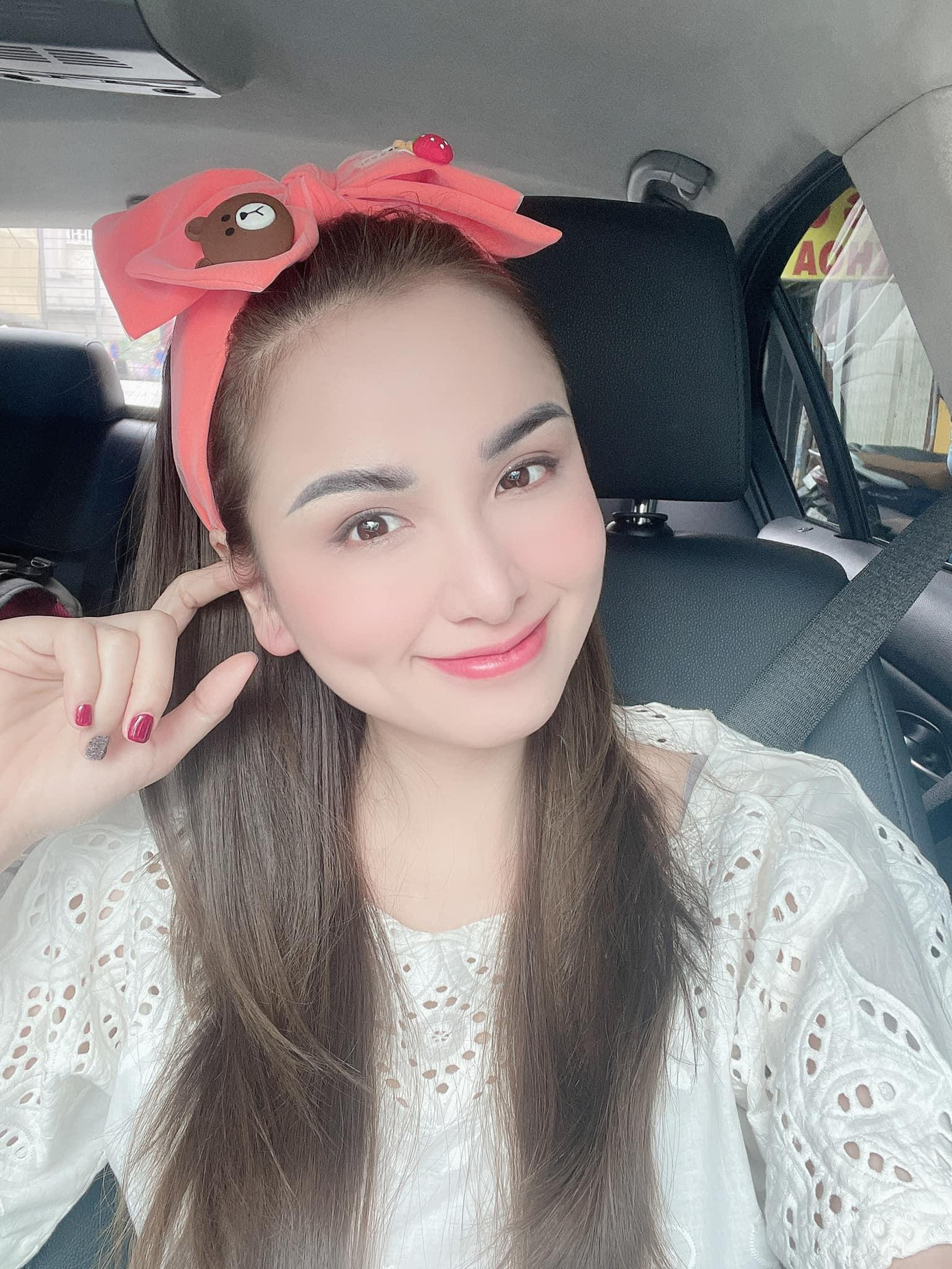 Hoa hậu Diễm Hương nhí nhảnh và trẻ trung xuống phố ngày cuối tuần.