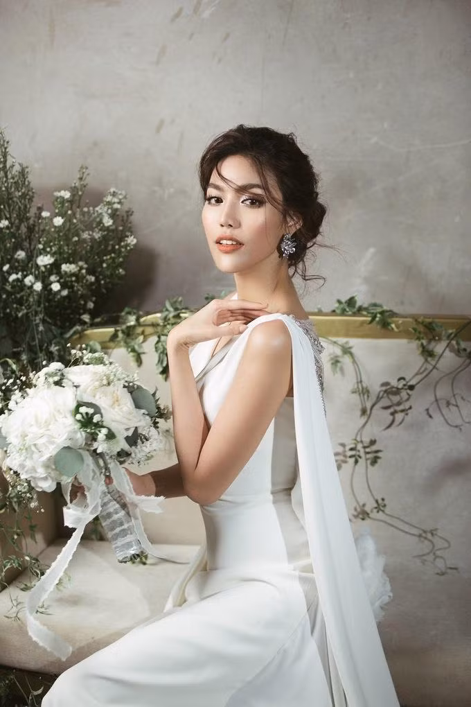 Là một nàng hậu đình đám của showbiz, Lan Khuê khiến nhiều người choáng ngợp khi khoác lên mình những thiết kế váy cưới lộng lẫy trên sàn diễn thời trang.