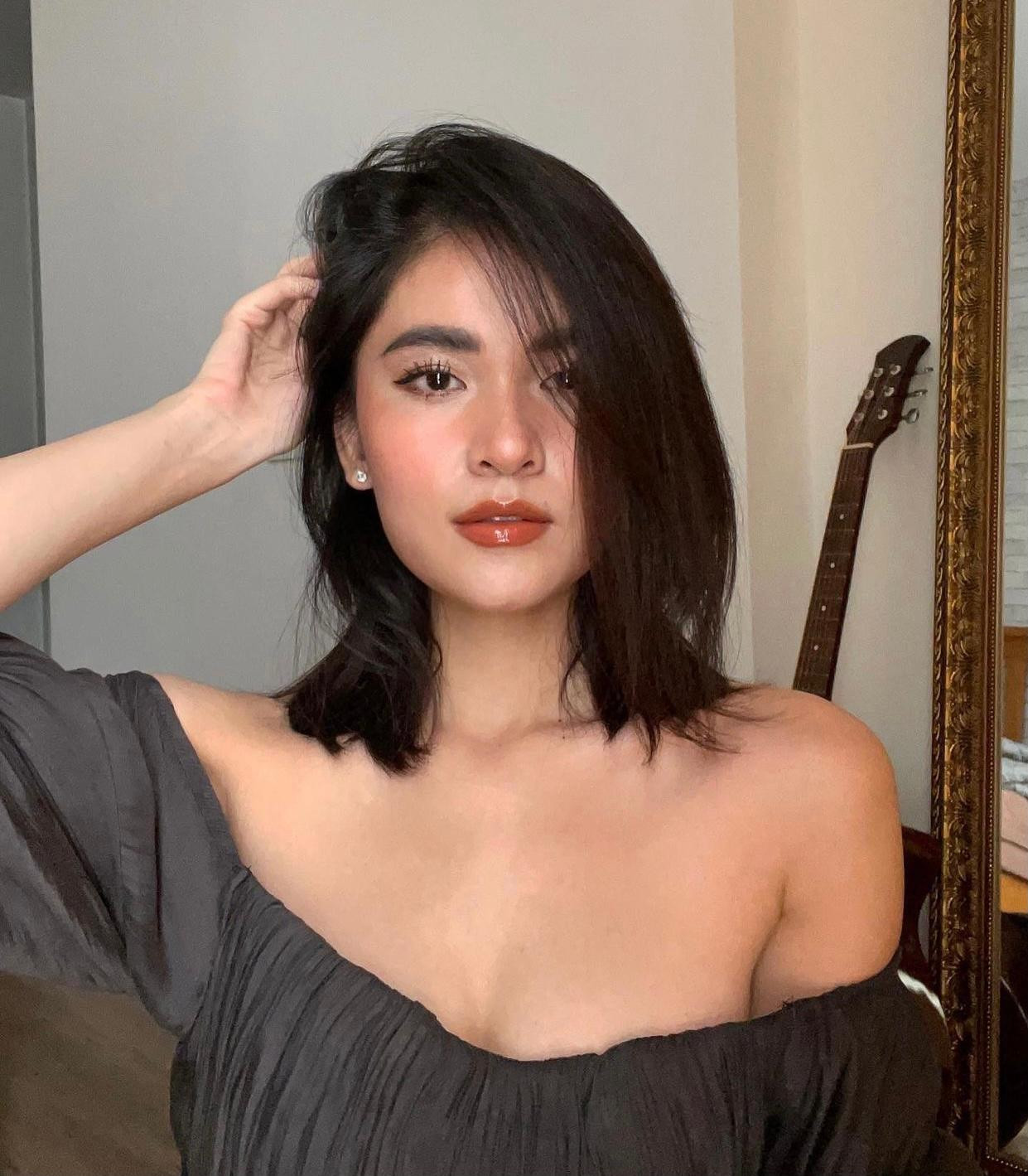 Á hậu Thuỳ Dung diện váy trễ vai, khoe vòng một quyến rũ khiến fans xao xuyến.