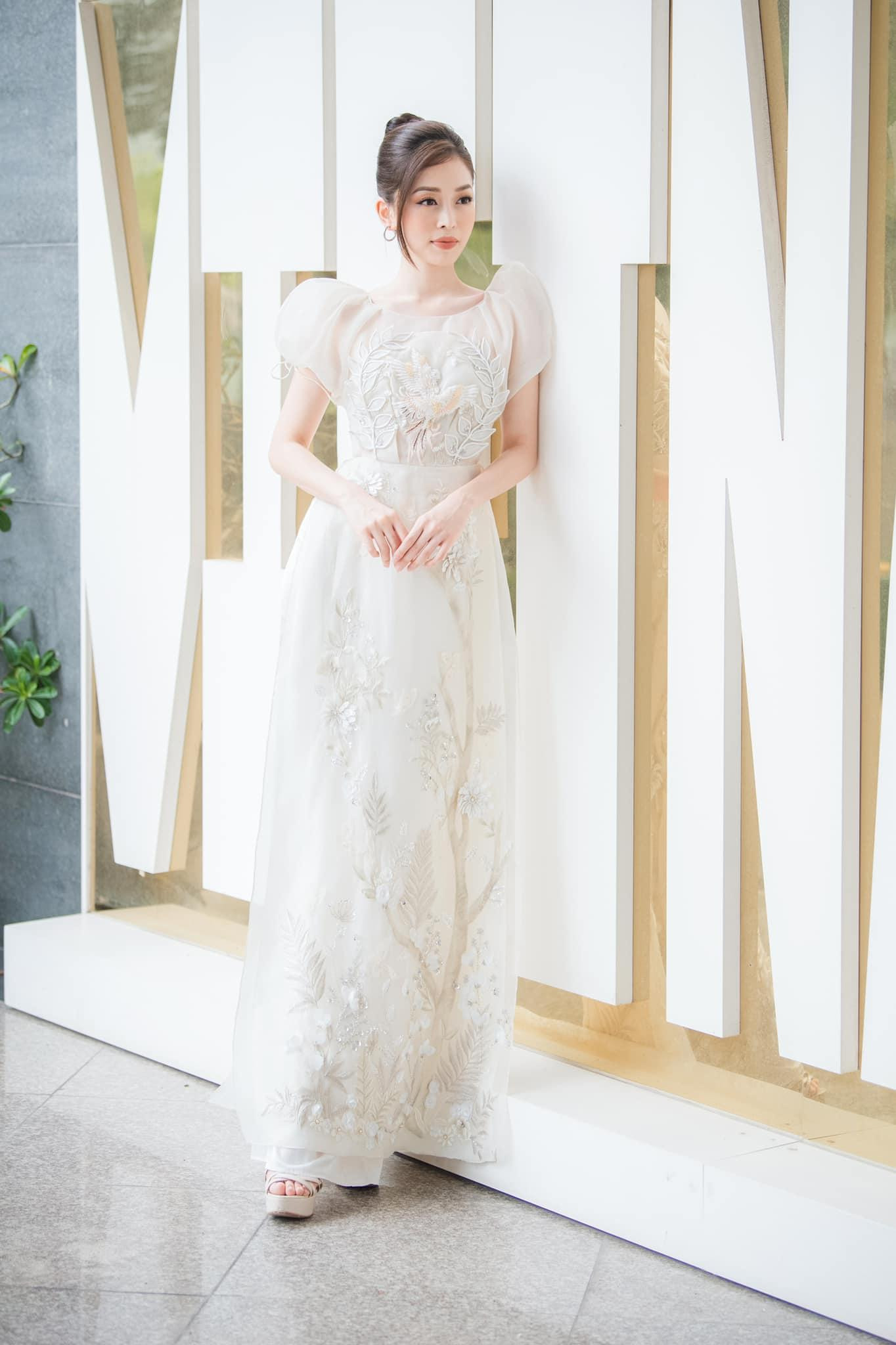 Á hậu Phương Nga diện áo dài cách điệu thêu hoa cầu kỳ và tinh xảo.