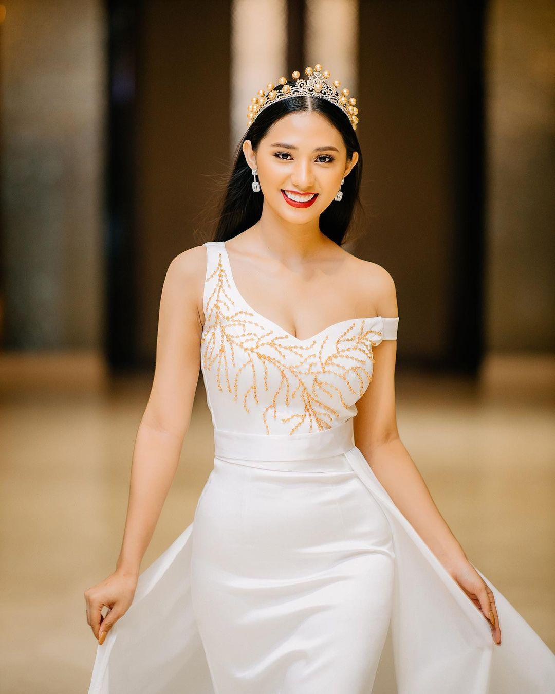 Ngoài ra, cô cũng giành chiến thắng tại cuộc thi World Beauty Queen Myanmar 2019. Ngoài ra, cô cũng giành chiến thắng tại cuộc thi World Beauty Queen Myanmar 2019.
