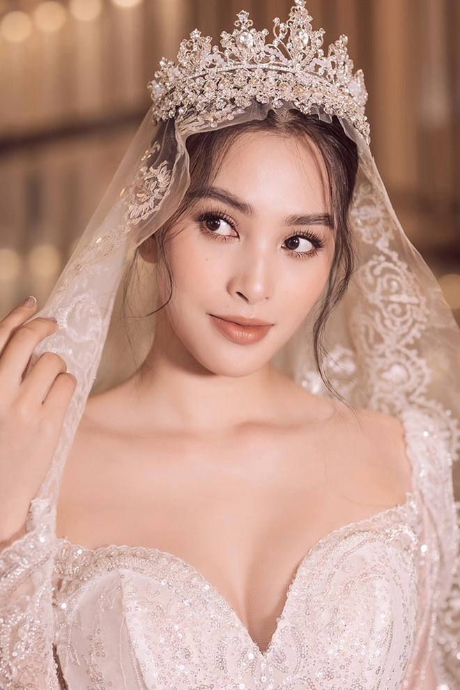 Sở hữu nhan sắc lai tây hiện đại, Tiểu Vy cực kỳ nóng bỏng và quyến rũ khi khoác lên mình trang phục váy cưới được đính kết tỉ mỉ, lấp lánh.