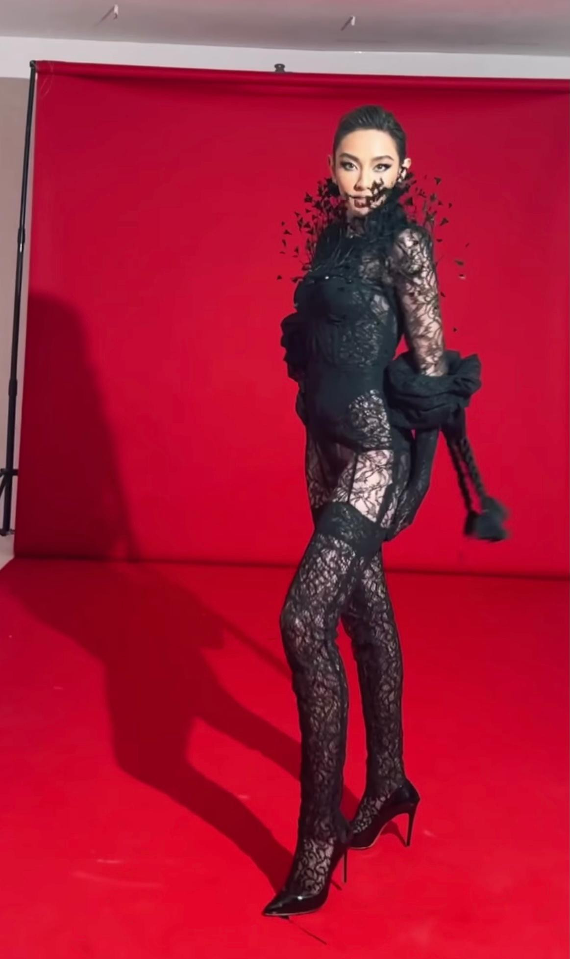 Người đẹp khoe dáng quyến rũ trong bộ jumpsuit màu đen xuyên thấu. Người đẹp khoe dáng quyến rũ trong bộ jumpsuit màu đen xuyên thấu.