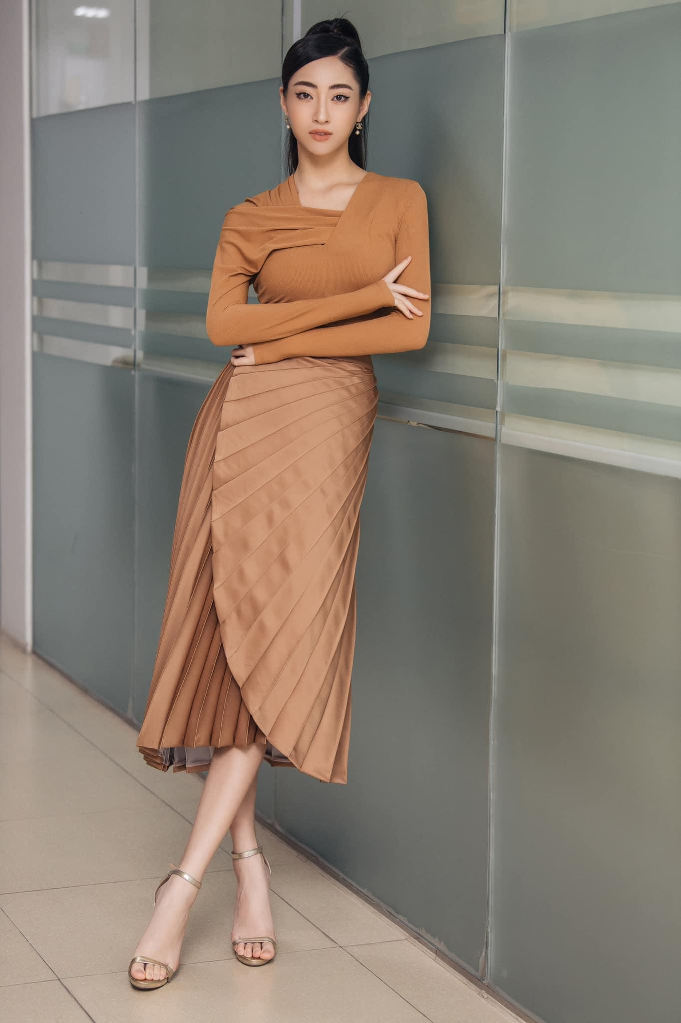 Hoa hậu Lương Thuỳ Linh xuất hiện tại sự kiện trong bộ đồ tông màu nâu thanh lịch nhưng không kém phần quyến rũ.