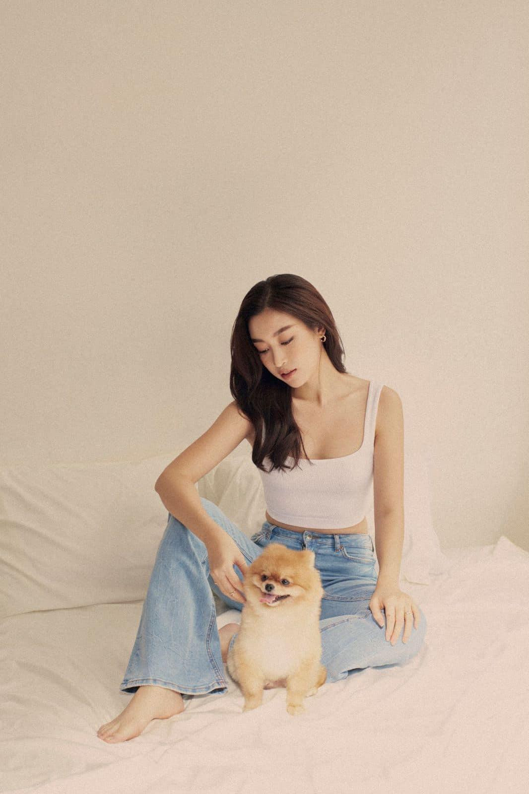 Mặc dù chỉ diện áo crop-top màu trắng đơn giản nhưng người đẹp vẫn khoe khéo được vẻ gợi cảm và cá tính của mình.