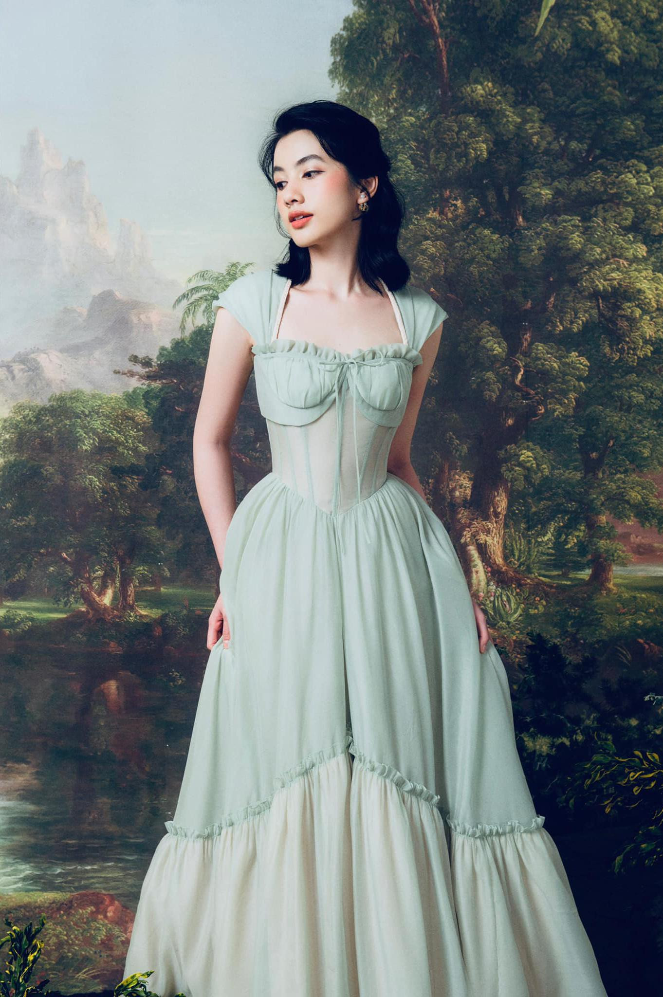 Người đẹp Cẩm Đan hóa thành nàng tiểu thư cổ điển với bộ váy được thiết kế theo dáng corset tinh tế, quyến rũ. Người đẹp Cẩm Đan hóa thành nàng tiểu thư cổ điển với bộ váy được thiết kế theo dáng corset tinh tế, quyến rũ.