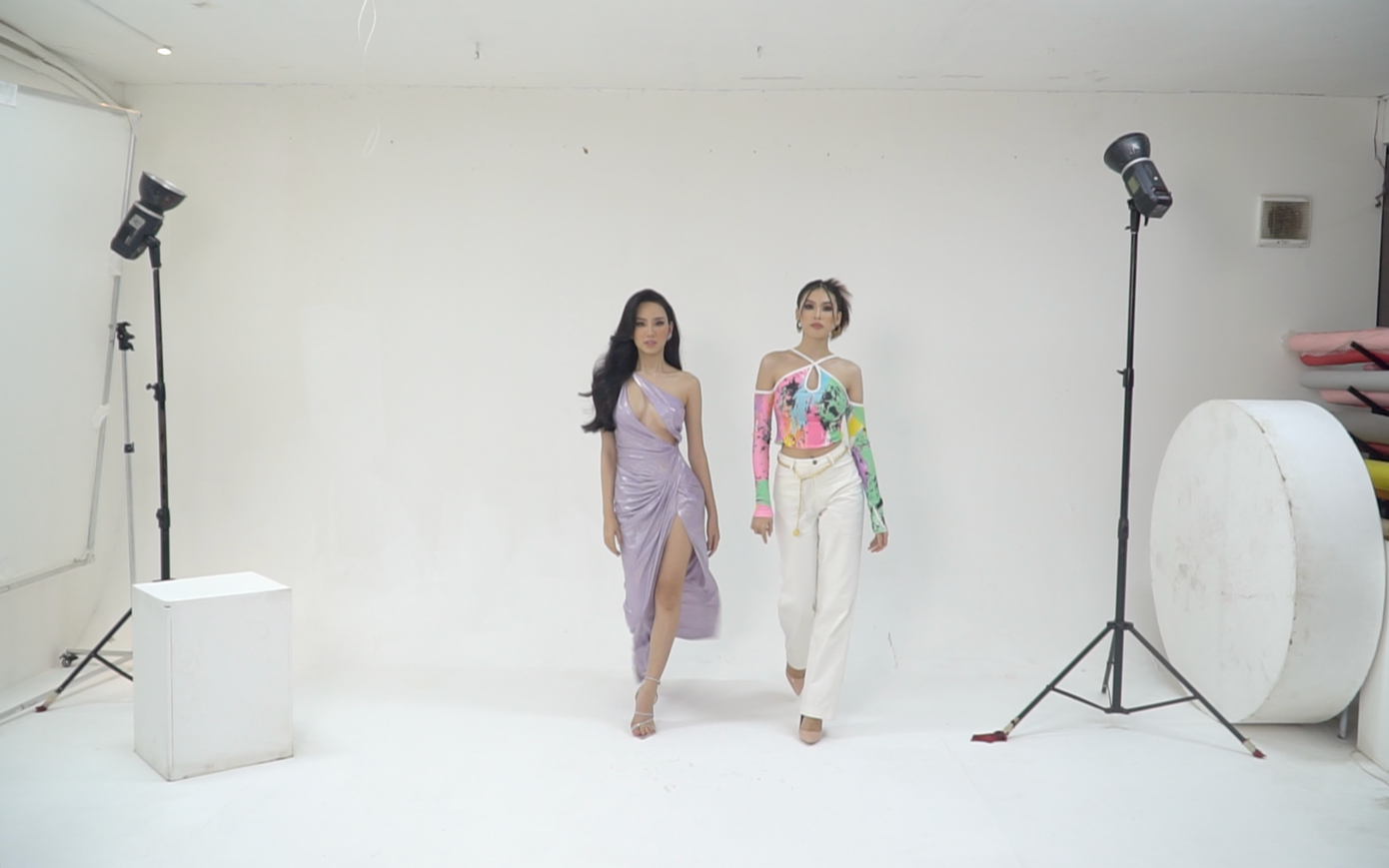 Ái Nhi tự tin khoe trình độ catwalk ấn tượng bên Á hậu Ngọc Thảo. Ái Nhi tự tin khoe trình độ catwalk ấn tượng bên Á hậu Ngọc Thảo.