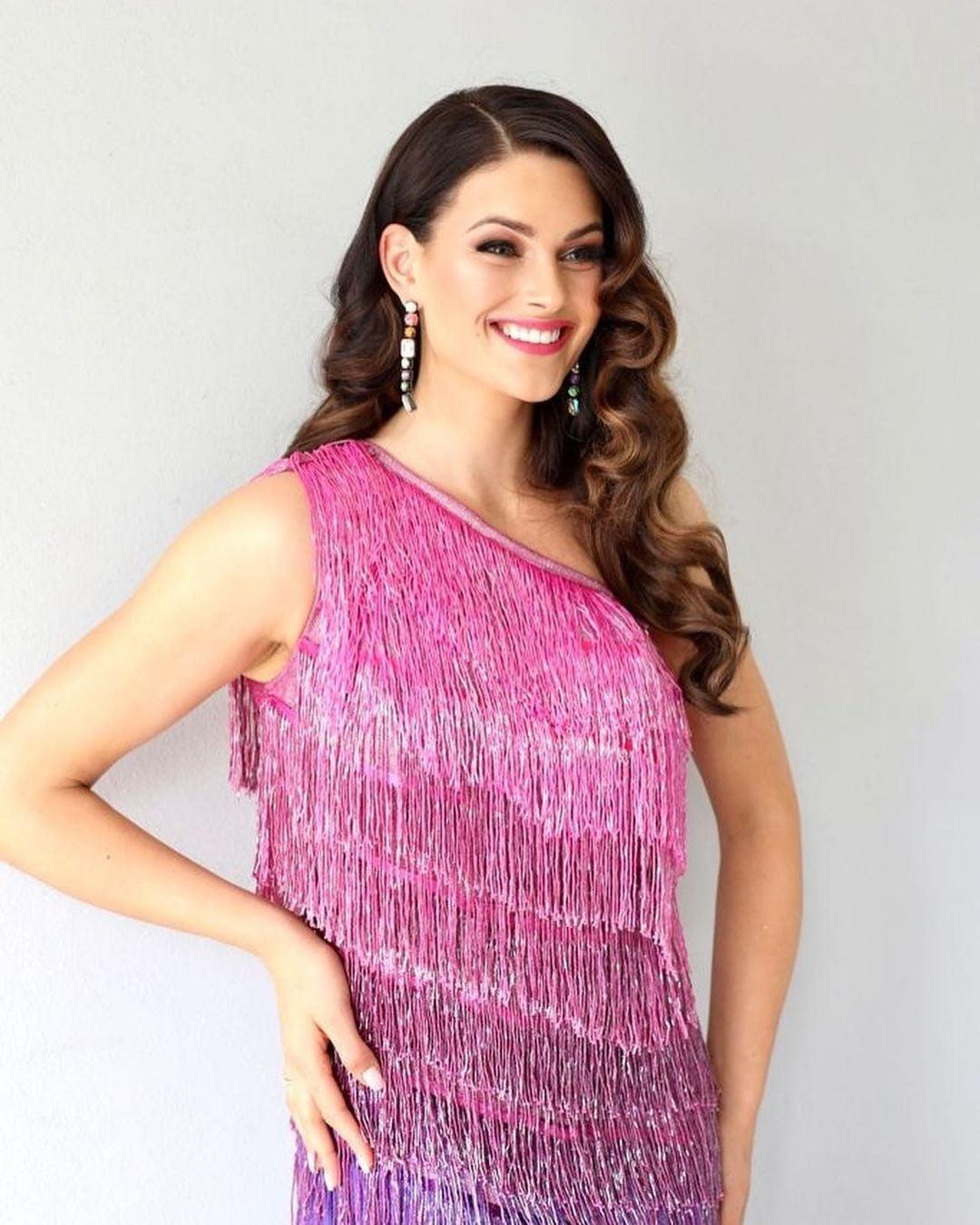 Hoa hậu Thế giới 2014 Rolene Strauss diện váy tua rua màu hồng quyến rũ.