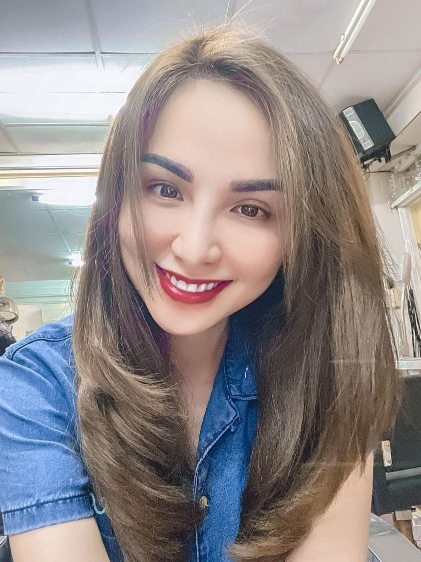 Hoa hậu Diễm Hương rạng rỡ và tươi trẻ theo thời gian, nhận được sự khen ngợi của các fans.