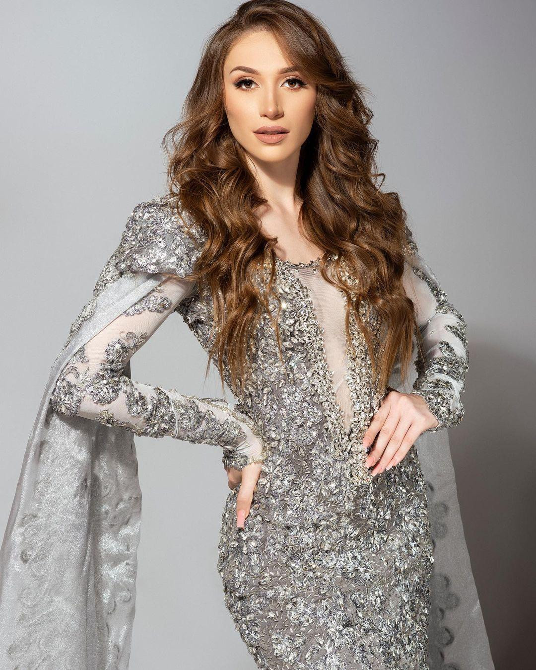 Tân hoa hậu năm nay 22 tuổi, sở hữu chiều cao 1m70 và nhan sắc xinh đẹp, quyến rũ. Tân hoa hậu năm nay 22 tuổi, sở hữu chiều cao 1m70 và nhan sắc xinh đẹp, quyến rũ.