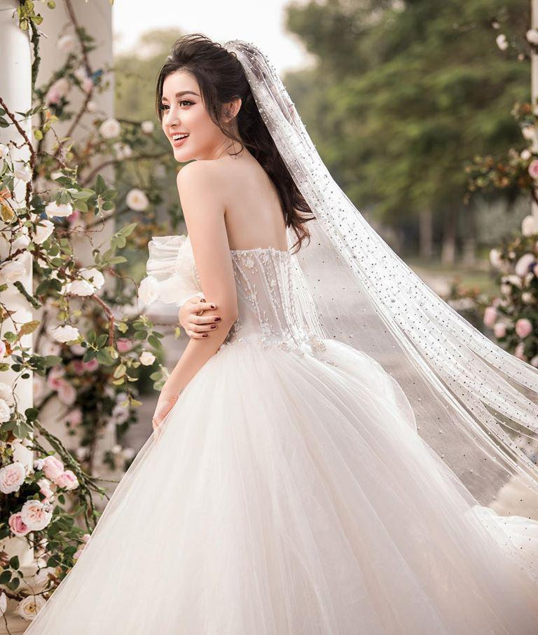 Nét đẹp kiều diễm của Huyền My được phát huy tối đa khi cô khoác lên mình trang phục váy cưới bồng bềnh, kết hợp khăn voan bí ẩn và kiêu sa.
