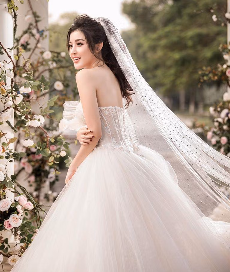Nét đẹp kiều diễm của Huyền My được phát huy tối đa khi cô khoác lên mình trang phục váy cưới bồng bềnh, kết hợp khăn voan bí ẩn và kiêu sa.