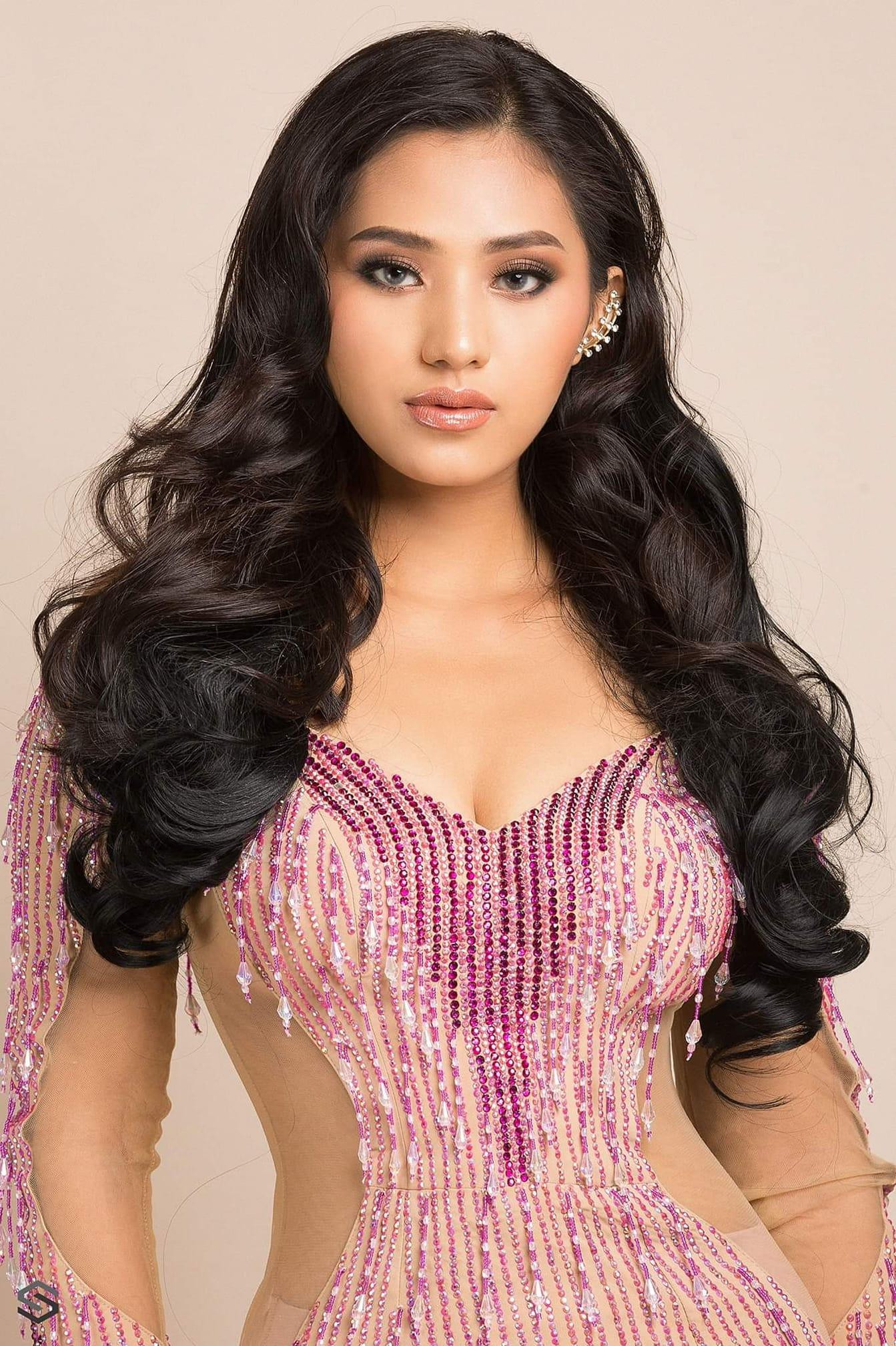 Cô sẽ đại diện Myanmar tham dự cuộc thi Miss Earth 2021 tổ chức vào cuối năm nay. Cô sẽ đại diện Myanmar tham dự cuộc thi Miss Earth 2021 tổ chức vào cuối năm nay.