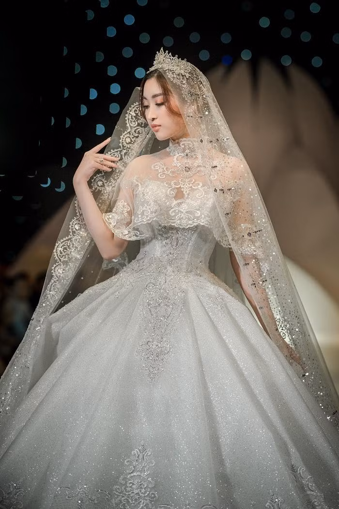 Hoa hậu Đỗ Mỹ Linh vô cùng xinh đẹp, kiêu sa trong một lần hóa thân thành cô dâu.
