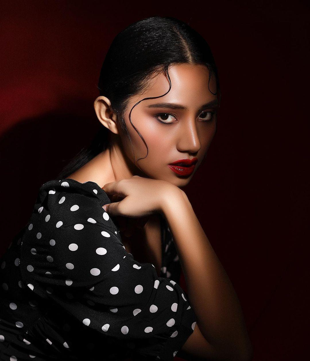 Tân Hoa hậu năm nay 22 tuổi, sở hữu nhan sắc xinh đẹp, yêu kiều. Tân Hoa hậu năm nay 22 tuổi, sở hữu nhan sắc xinh đẹp, yêu kiều.