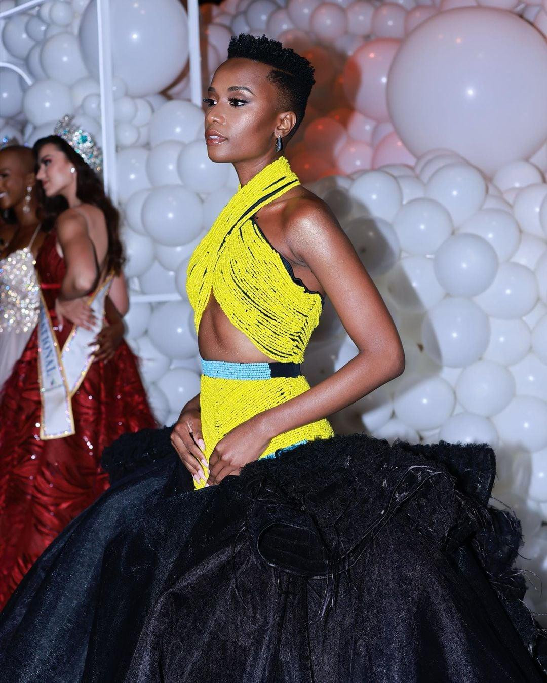 Hoa hậu Hoàn vũ 2019 Zozibini Tunzi diện bộ váy lạ mắt với hai tông màu vàng và đen.