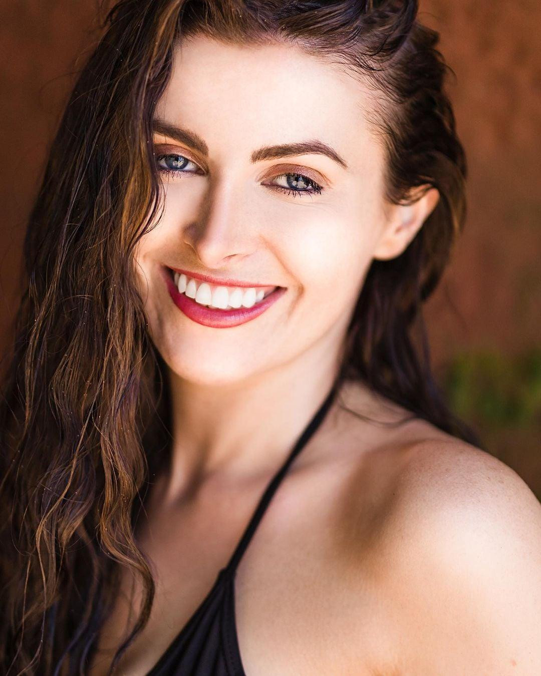 "Tôi rất vinh dự được thông báo với các bạn rằng tôi là tân Hoa hậu Trái đất Anh 2021. Tôi đã phải mất rất nhiều năm mới có thể thông báo được điều này. Tôi vô cùng háo hức được tham dự cuộc thi Miss Earth được tổ chức vào tháng sau" - người đẹp chia sẻ sau khi đăng quang. "Tôi rất vinh dự được thông báo với các bạn rằng tôi là tân Hoa hậu Trái đất Anh 2021. Tôi đã phải mất rất nhiều năm mới có thể thông báo được điều này. Tôi vô cùng háo hức được tham dự cuộc thi Miss Earth được tổ chức vào tháng sau" - người đẹp chia sẻ sau khi đăng quang.