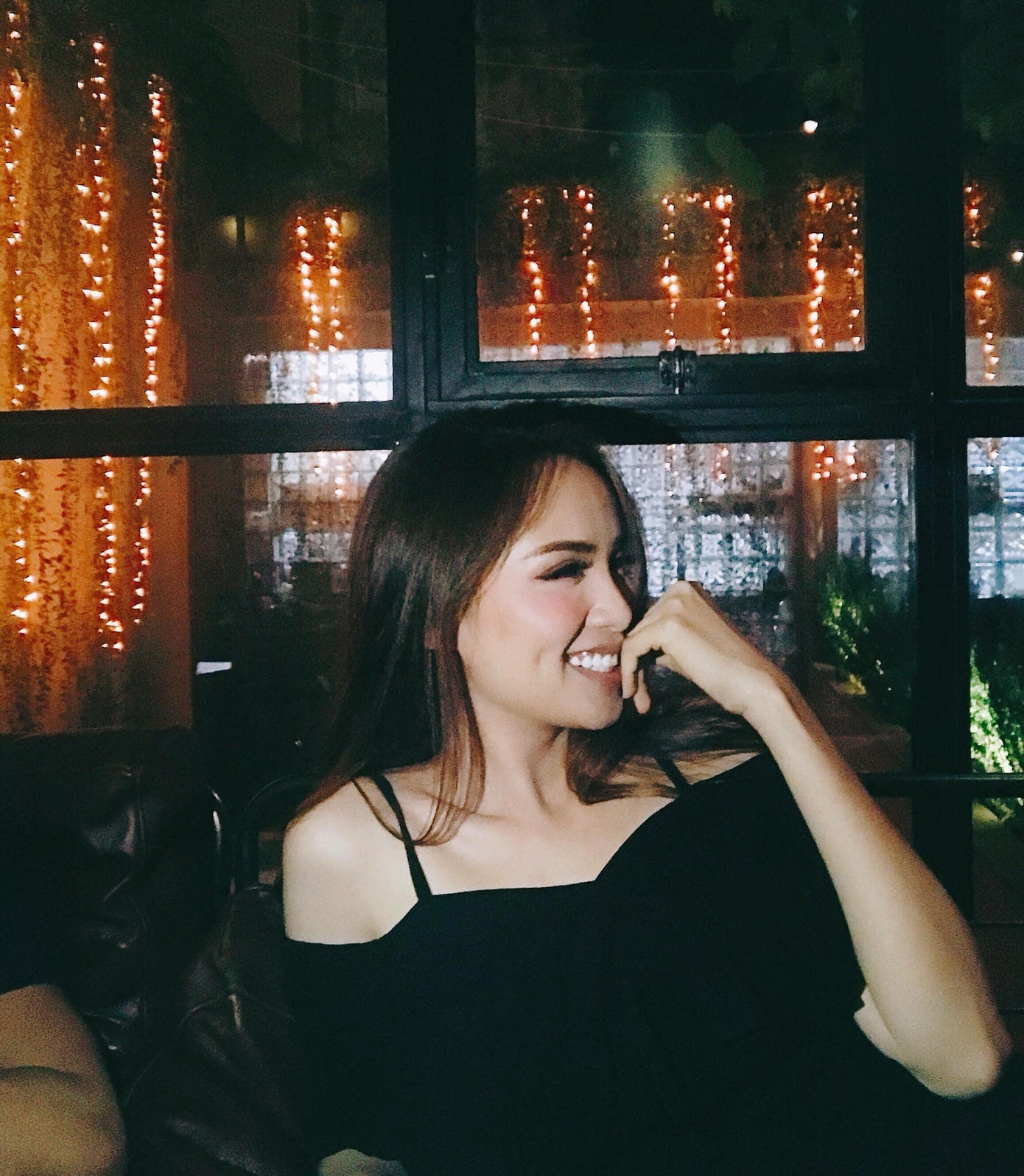 Hoa hậu Diễm Hương diện váy đen trễ vai quyến rũ. Hoa hậu Diễm Hương diện váy đen trễ vai quyến rũ.