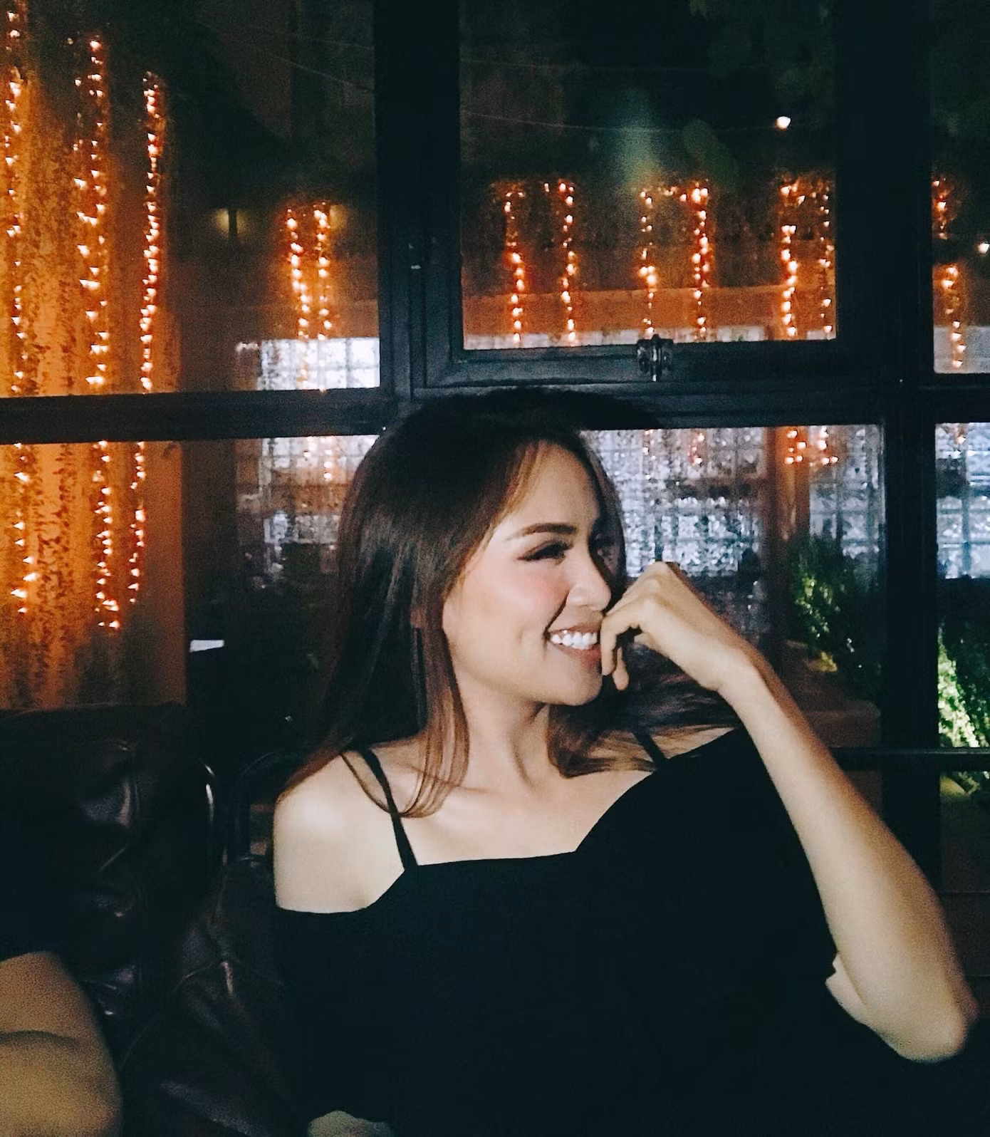 Hoa hậu Diễm Hương diện váy đen trễ vai quyến rũ. Hoa hậu Diễm Hương diện váy đen trễ vai quyến rũ.
